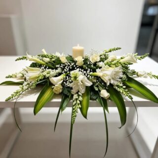 C-14 Arreglo de frente de mesa con rosas bancas y candela